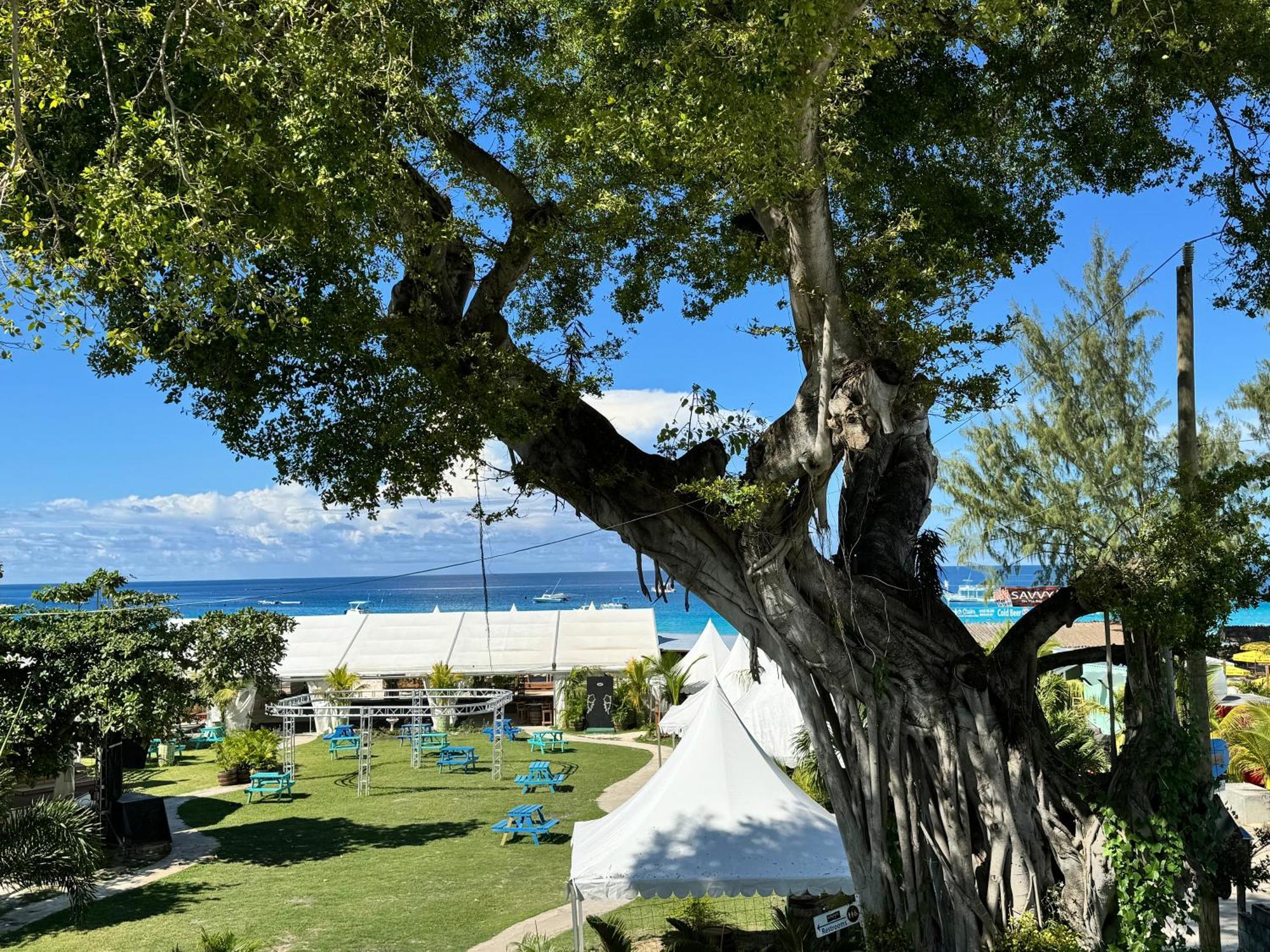 Eden On The Sea Hotel บริดจ์ทาวน์ ภายนอก รูปภาพ